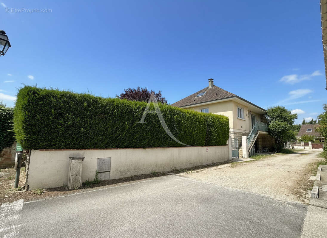 Serris  - Le charme d'une maison familiale au coeur du vieux bourg - photo 2