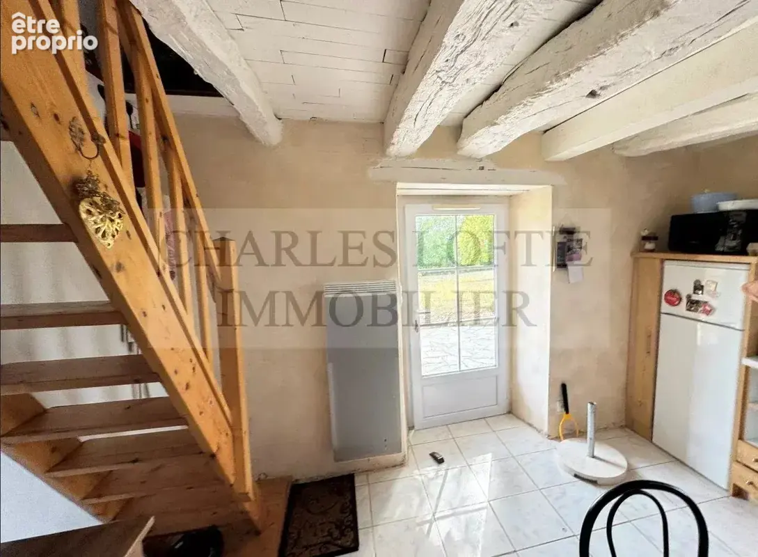 Pigeonnier en pierre sur un terrain de 14 798 m², proche des commerces de Puy l'Évêque - photo 6