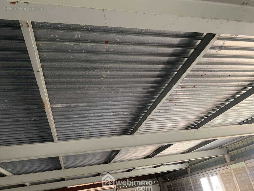 La couverture en bac acier vient juste d&#039;être changée. - Commerce à ITEUIL