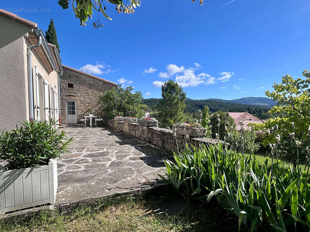 Maison 173m2 avec piscine - 5 chambres - 2 garages - terrain 2000 m2 - VEYRAS - photo 3