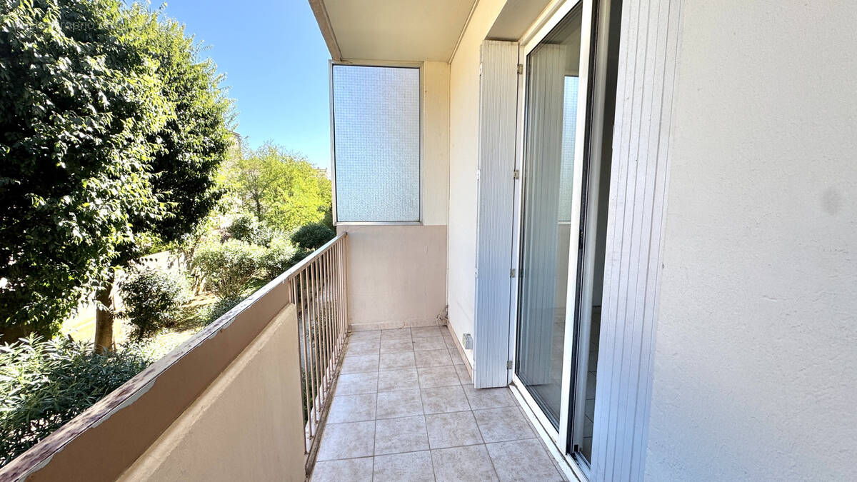 Appartement à LE REVEST-LES-EAUX