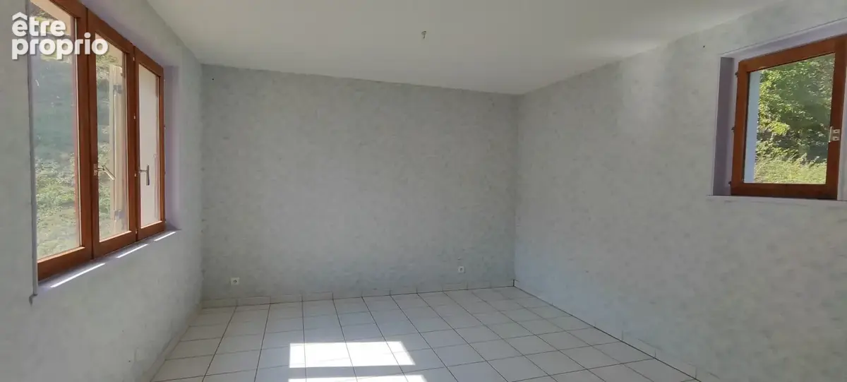 Une maison familiale au calme, avec vue et beau potentiel - photo 6