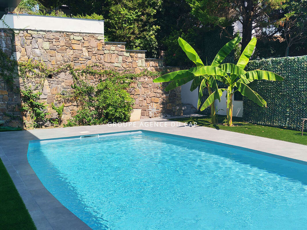 A vendre villa vue mer environ 200 m2 entierement renovee offrant 5 chambres dont 4 en suite piscine garage a saint aygulf - photo 2