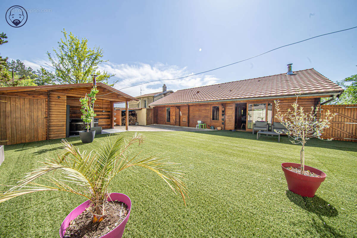 Chalet lumineux avec terrasse et dépendance - photo 5