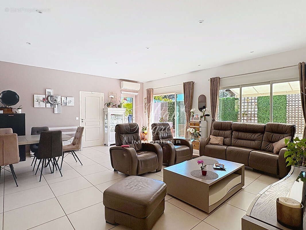Maison rénovée proche commodités avec jardin et 3 parkings à vendre à sainte maxime - golfe de saint tropez - photo 4