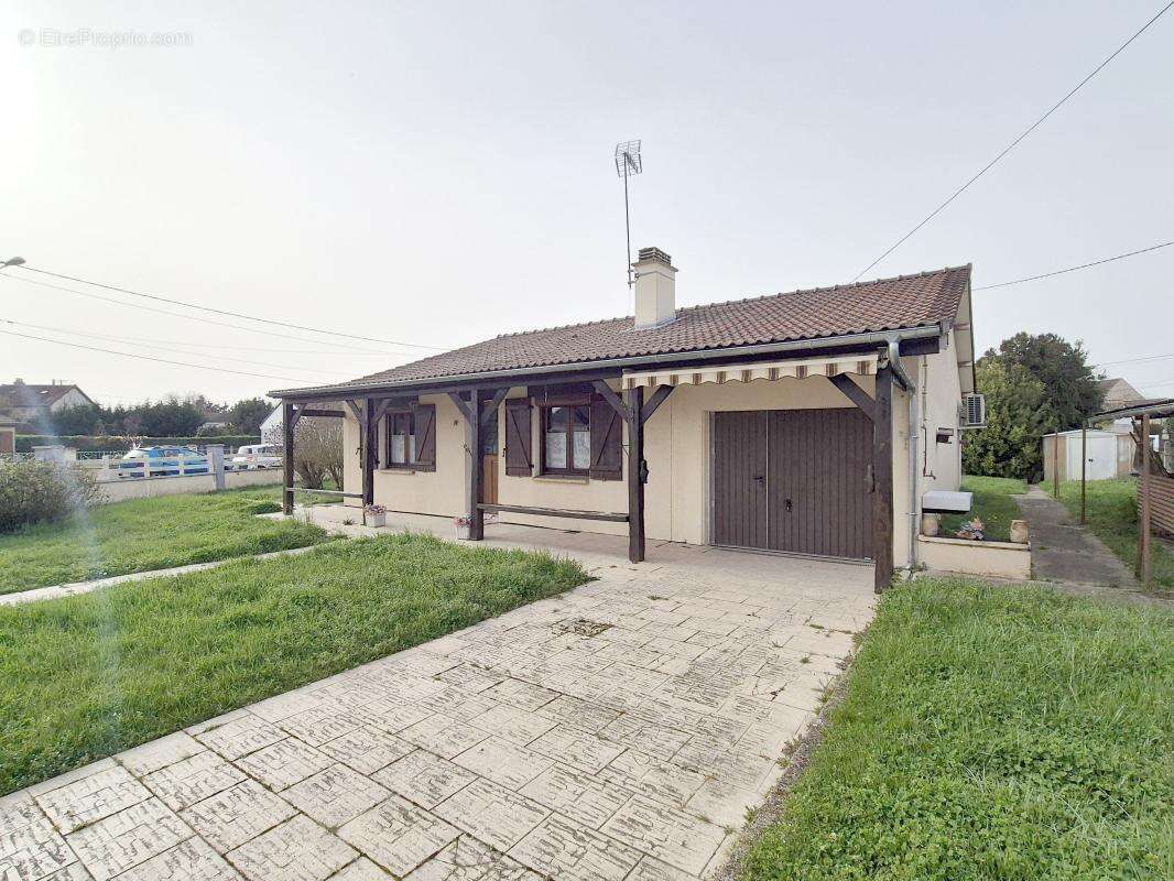 Maison à MARSEILLES-LES-AUBIGNY