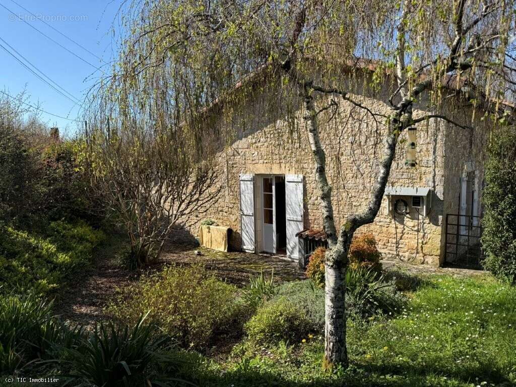 À Deux Pas De Nanteuil-En-Vallée, Superbe Longère En Pierre De 1836 Pleine De Charme - photo 31