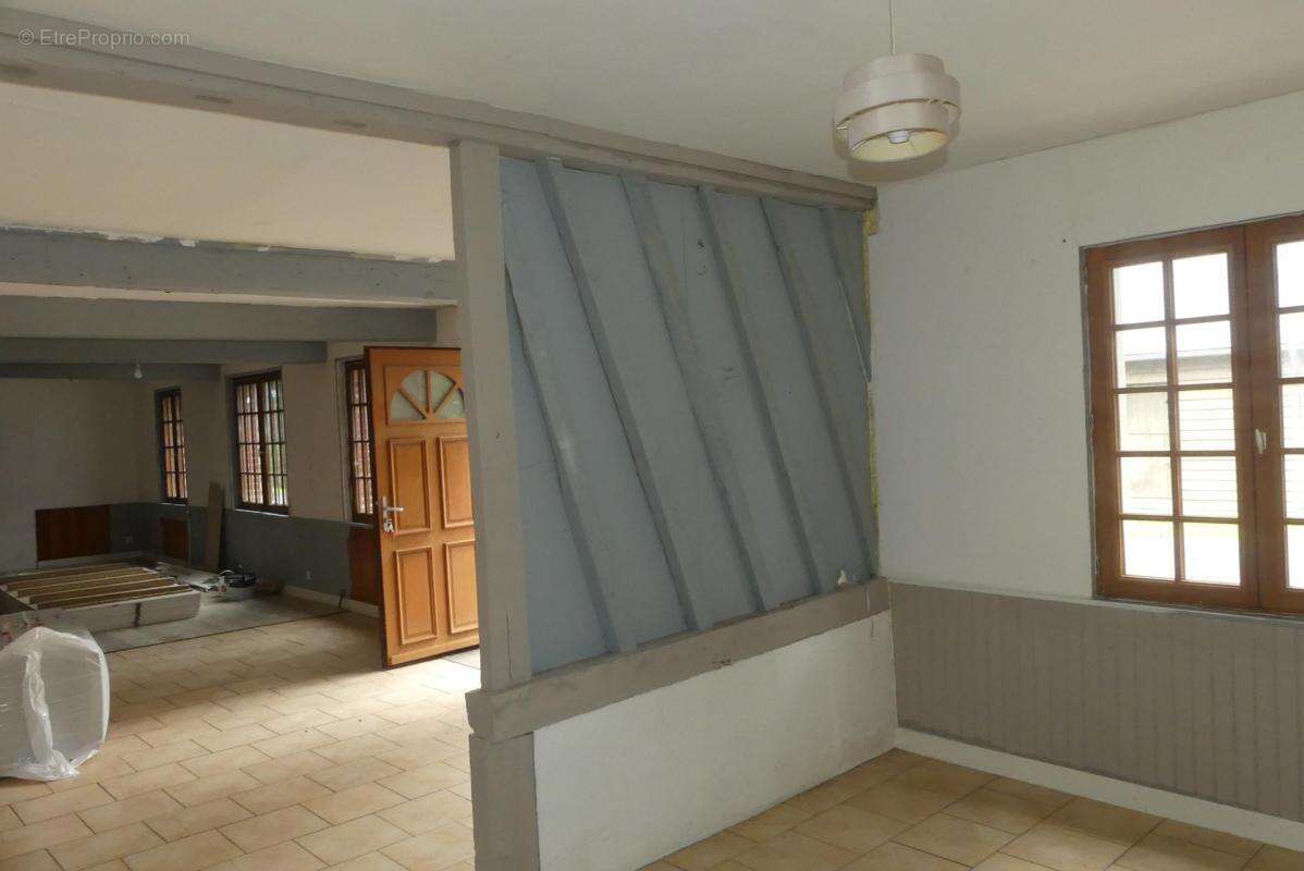 Aumale : Commune de Marques : Investisseurs, immeuble composé de 2 apparts, 4 studios, 270m² - photo 4