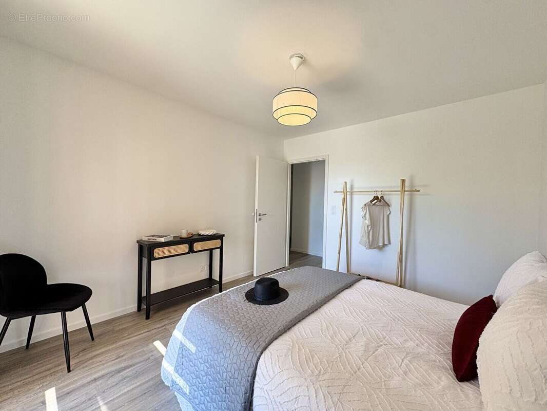 T4 en RDC avec sa terrasse de 14m² + jardin de 102.52m² + 2 parkings extérieurs - photo 3