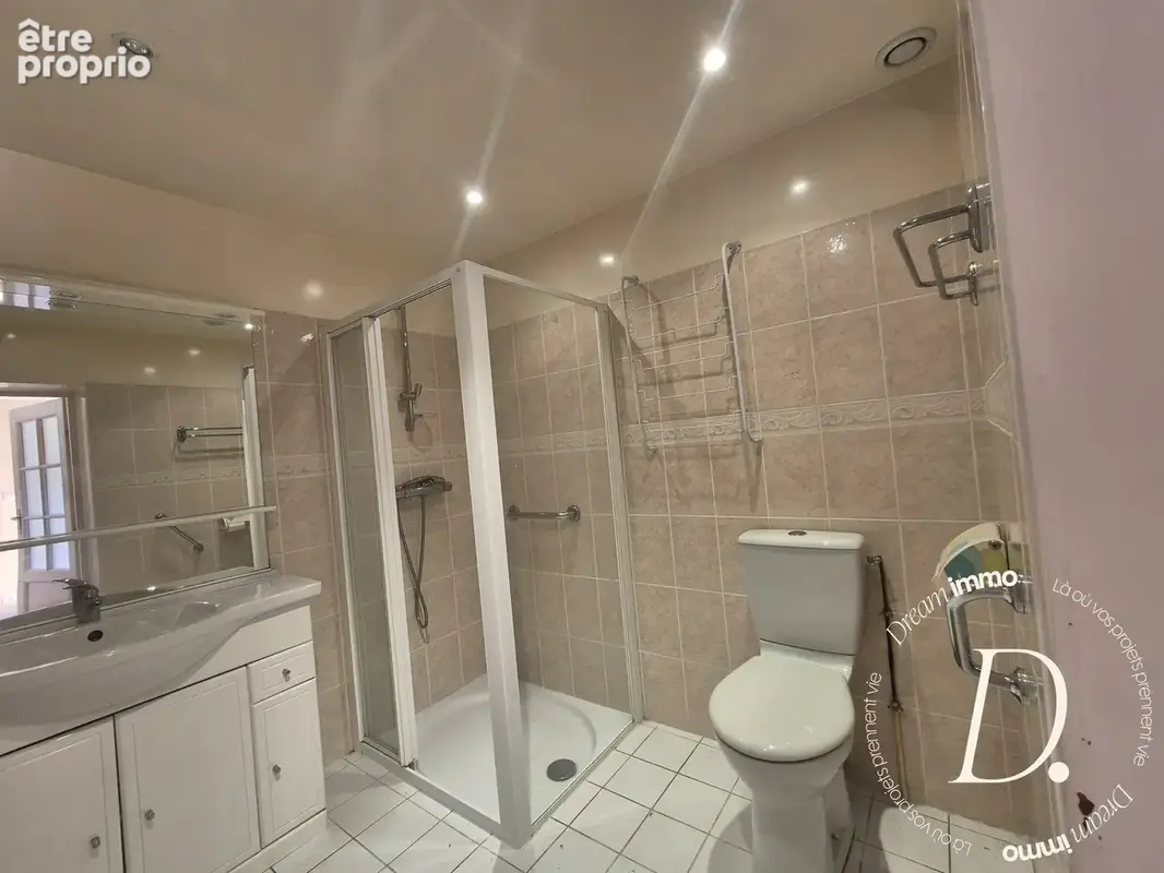 Salle d'eau avec toilette