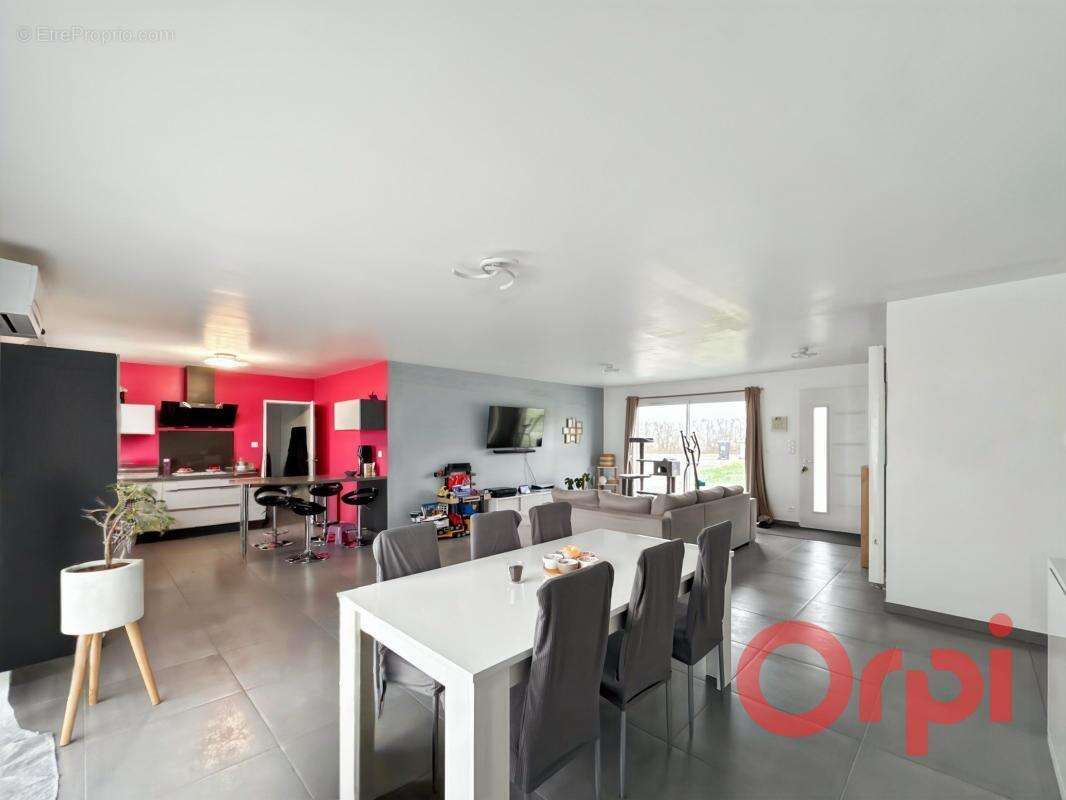 Maison à SAINT-PIERRE-LES-ETIEUX