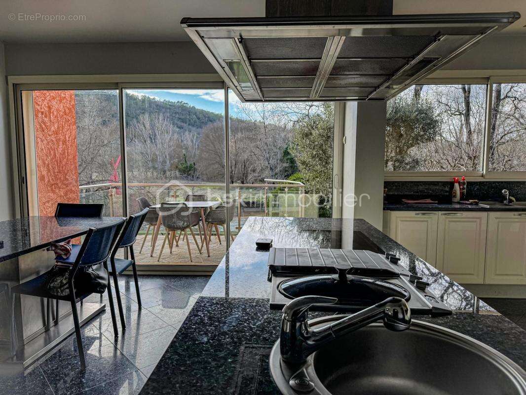 À chateauvert (83670) propriété d’exception de 570 m² avec deux appartements indépendants, piscine, grand terrain et accès à la  - photo 11