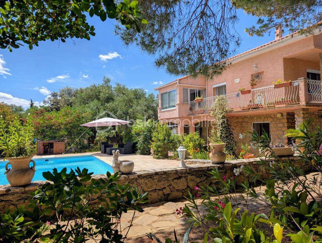 Propriété de 176 m² avec piscine, T2 indépendant et 3 garages - photo 2