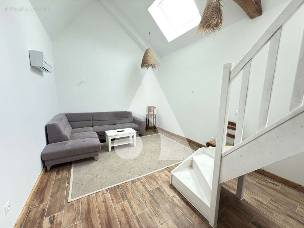 Remollon - t2 de 45 m² avec belle hauteur sous plafond + cave - photo 3