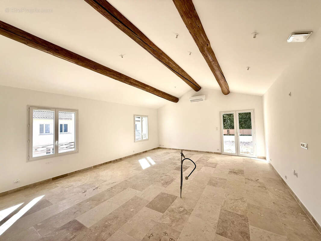 Appartement à JONQUIERES-SAINT-VINCENT