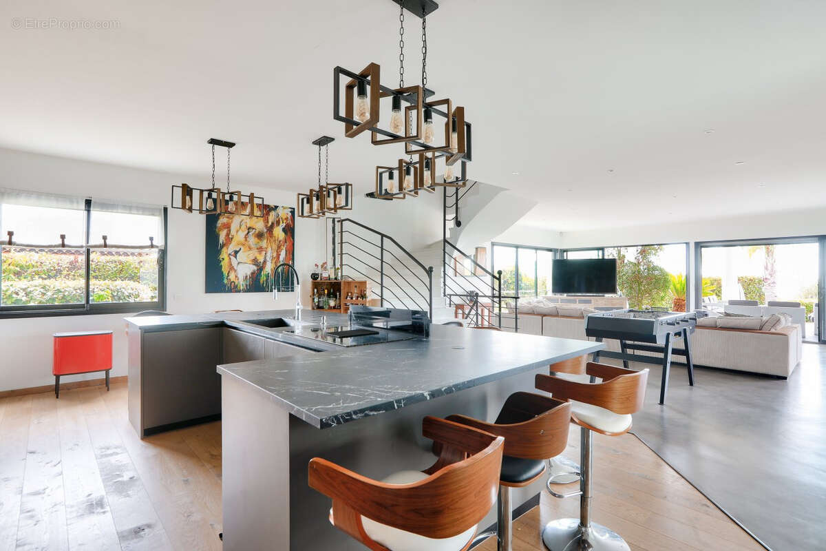 Maison à SAINT-LAURENT-DU-VAR