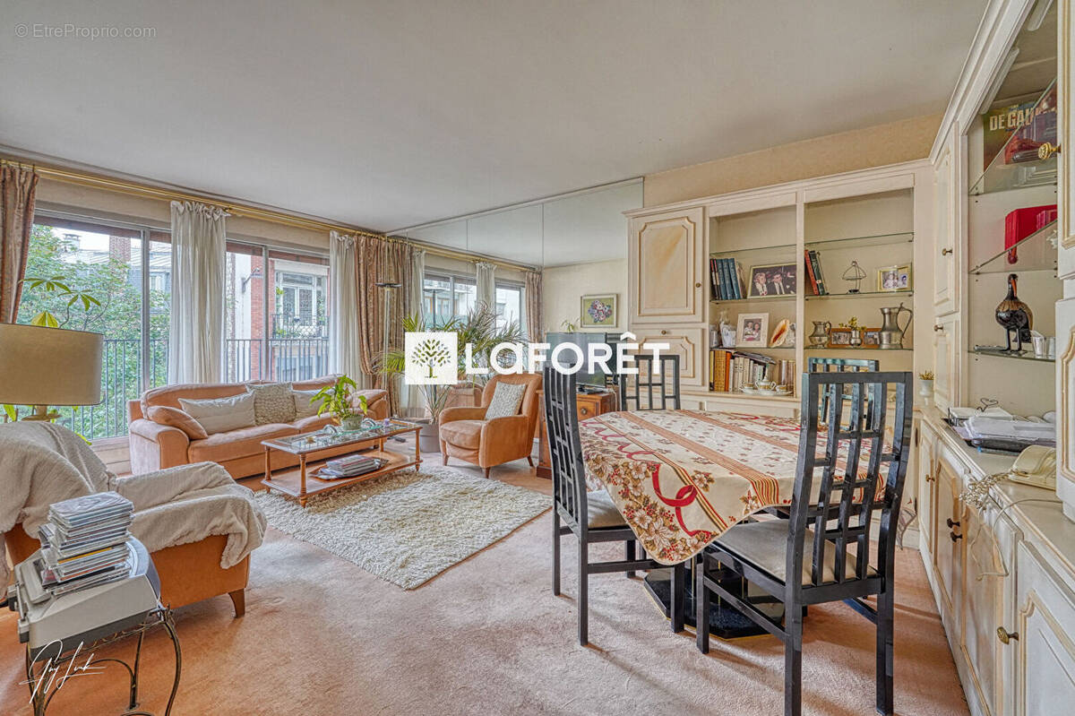 Appartement à PARIS-16E