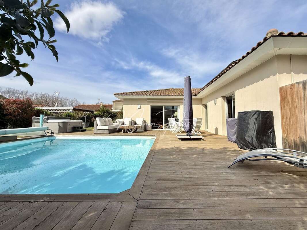 Maison à SAINT-ESTEVE