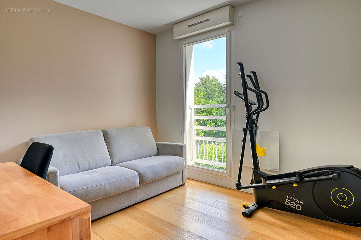 Proche ancienne Mairie, 4 P 85 m2, entièrement refait en 2021, Parking, ascenseur, grand balcon. - photo 12