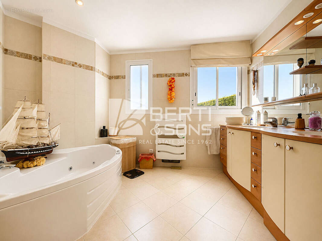 DOMAINE SECURISÉ - A 15 min de Mandelieu - Villa 5 pièces de 211 m² avec vue mer panoramique - photo 10