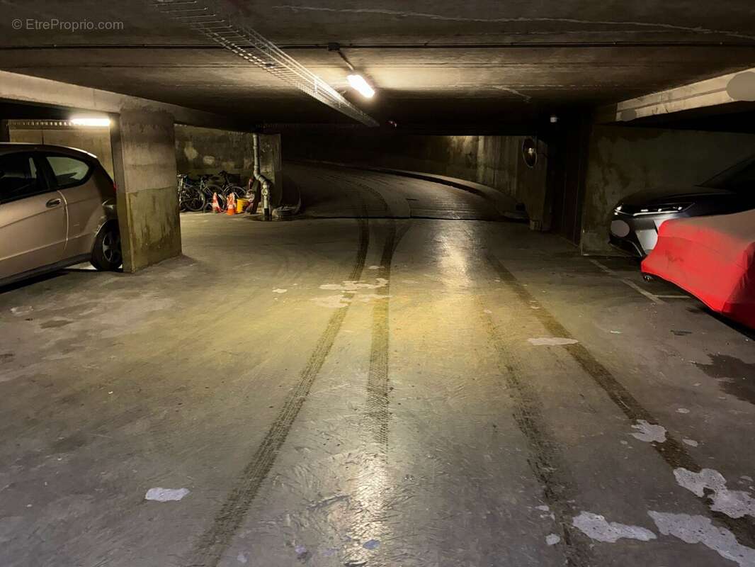 Parking à NEUILLY-SUR-SEINE