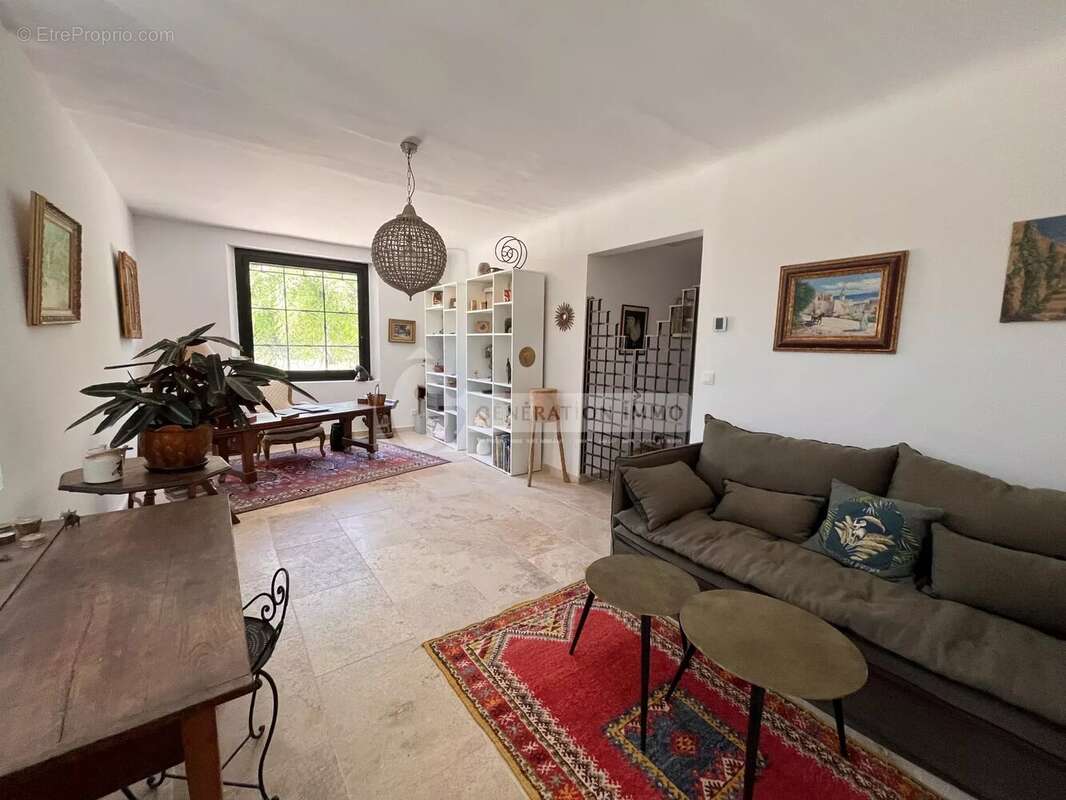 Maison à FONTVIEILLE