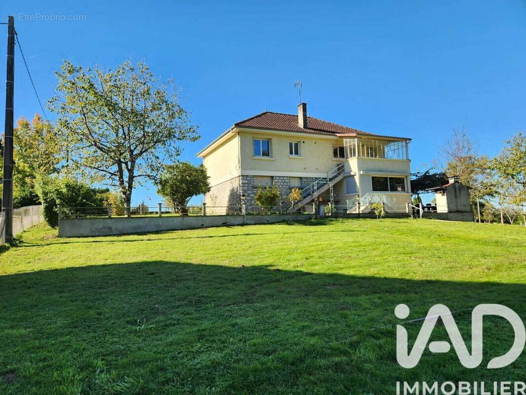 Maison 147 m² à Favars  - photo 2