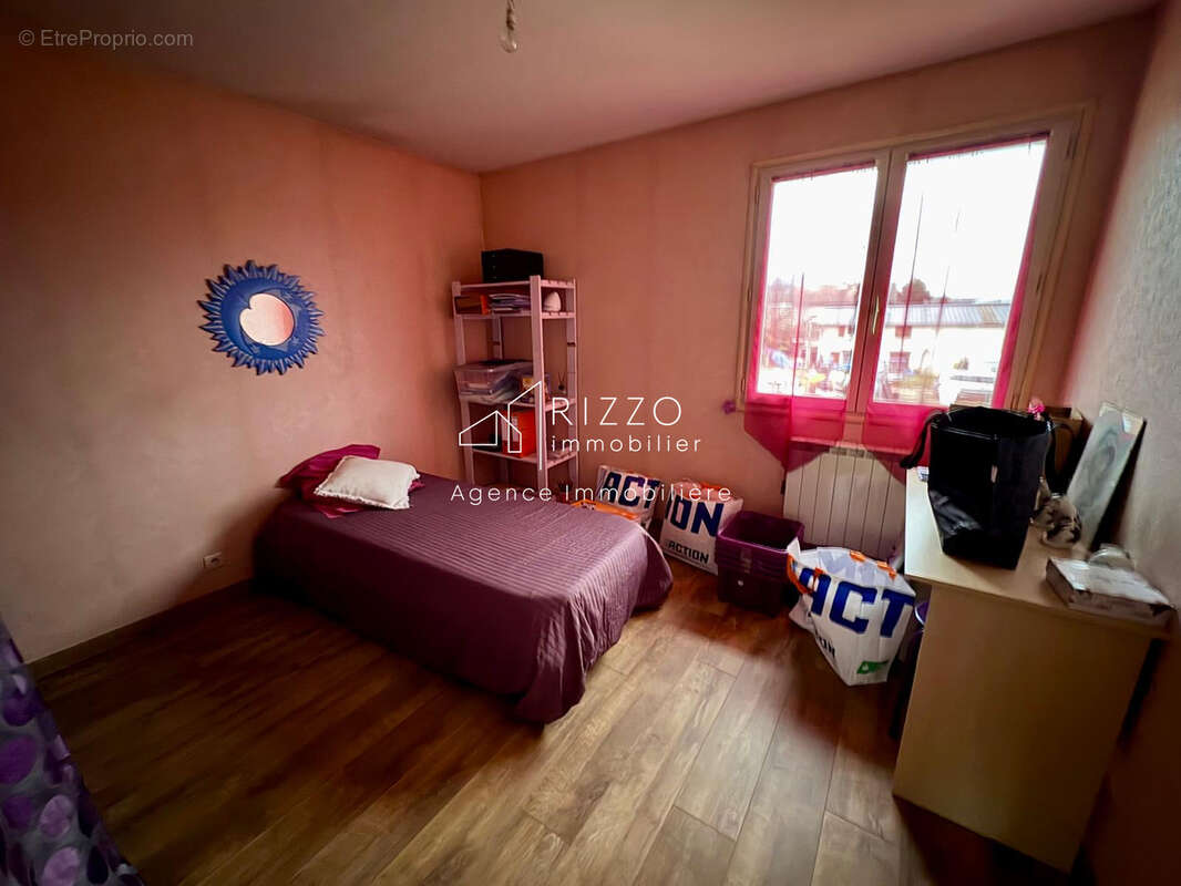 Propriété Multifonctionnelle avec maison d'habitation, grand entrepot et garages. - photo 9