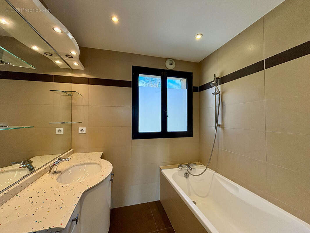 Appartement à ALLONZIER-LA-CAILLE