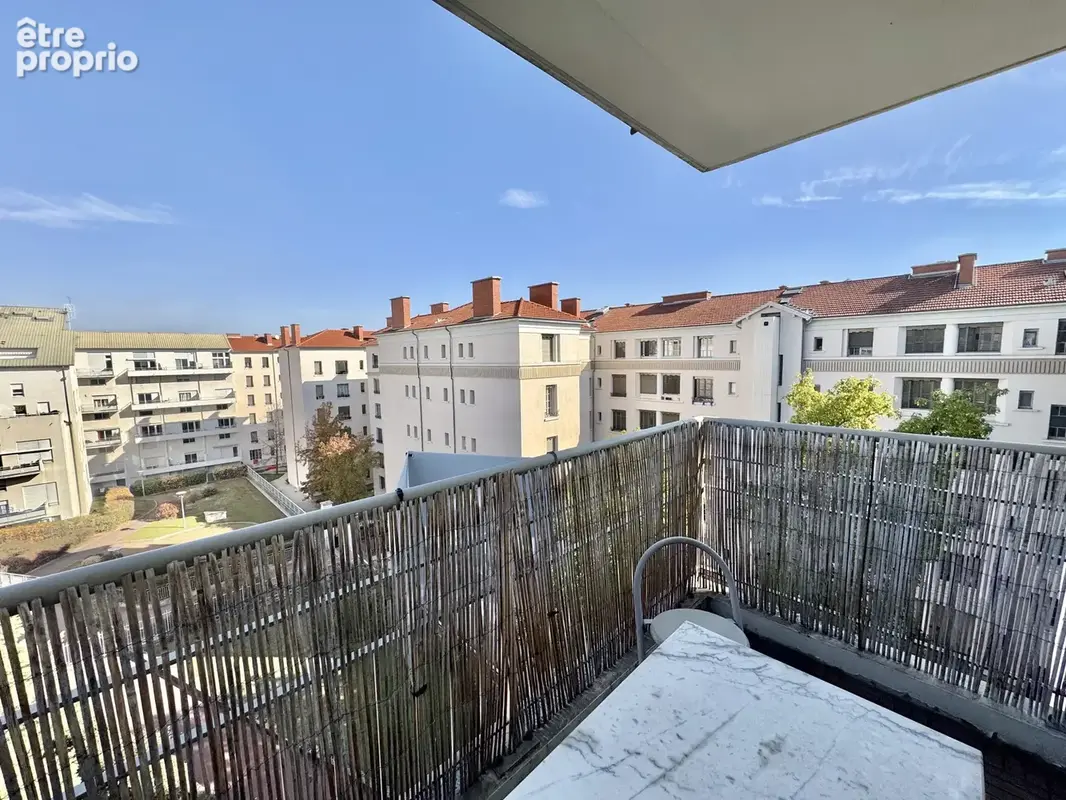 T2 sans vis-à-vis, étage élevé, balcon. - photo 2