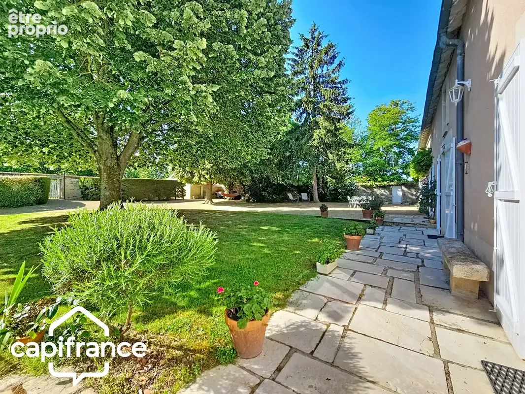Saint-Martin-de-Sanzay (79) – Maison en pierre rénovée 203 m² – vie de plain-pied – studio indépendant – dépendances – terrain 4 - photo 3