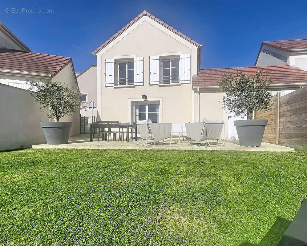 Maison à THIVERVAL-GRIGNON