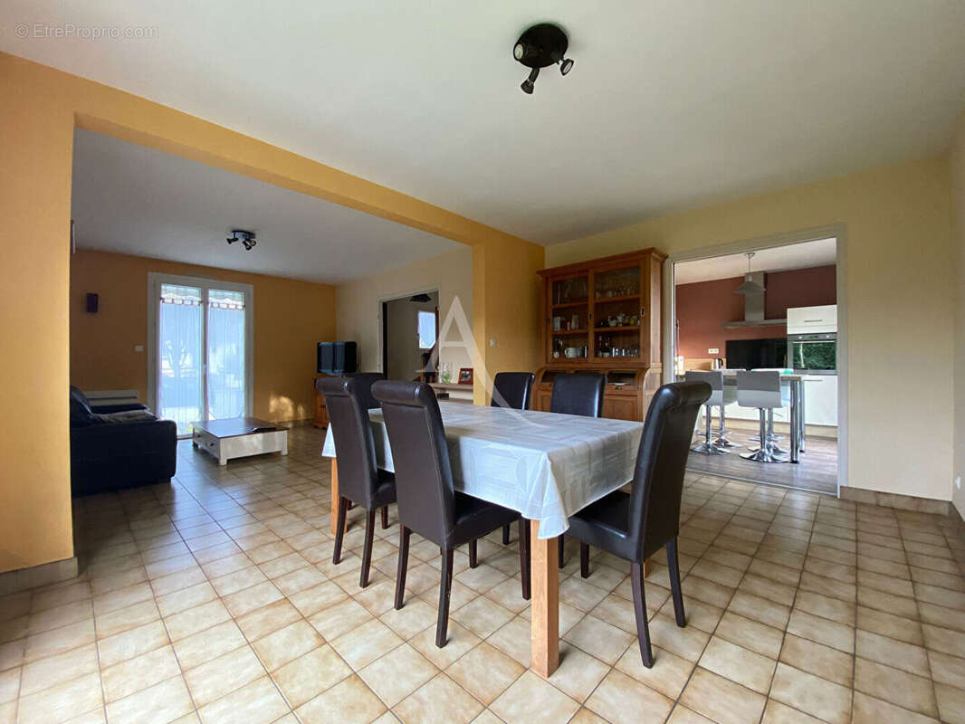 Maison à MONTREUIL-JUIGNE