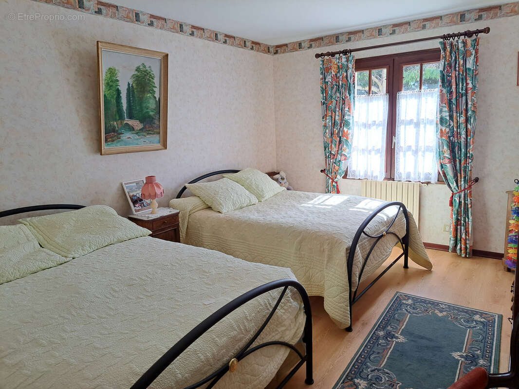 Grande maison sur un terrain de 15 780m2 avec une piscine et un garage de 52m2 - photo 10