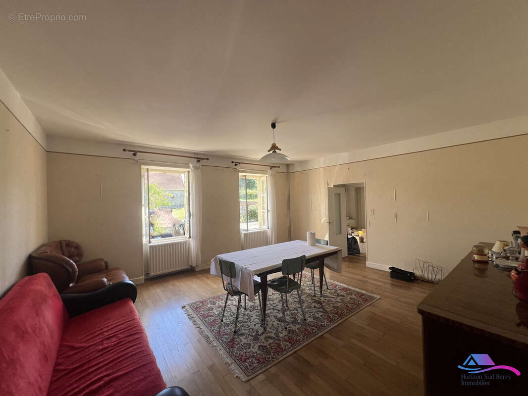 SALON-SALLE A MANGER - Maison à NERET