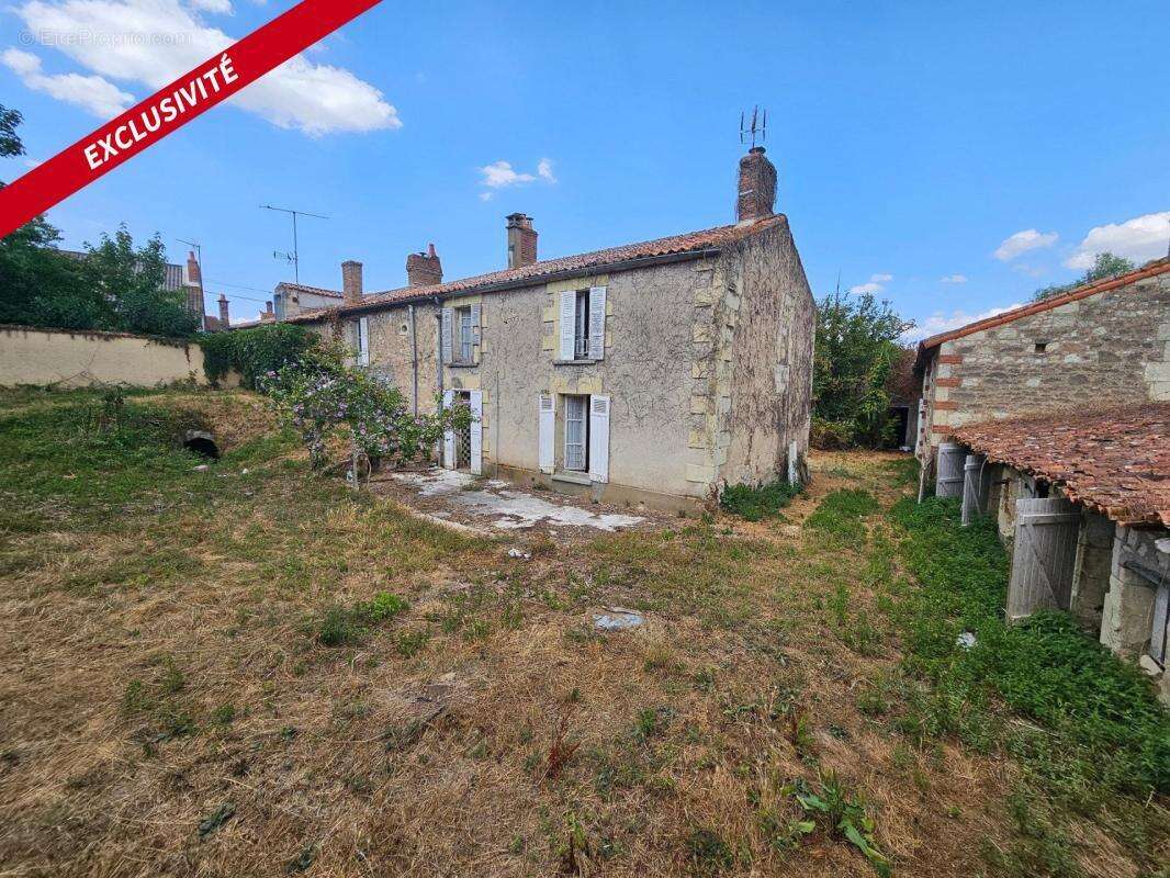 Propriété de caractère avec plus de 12 000 m² de terrain – Un remarquable potentiel de rénovation - photo 2
