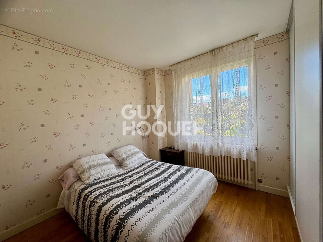 À vendre au CREUSOT (71200), maison 6 pièces d'environ 134 m². - photo 2