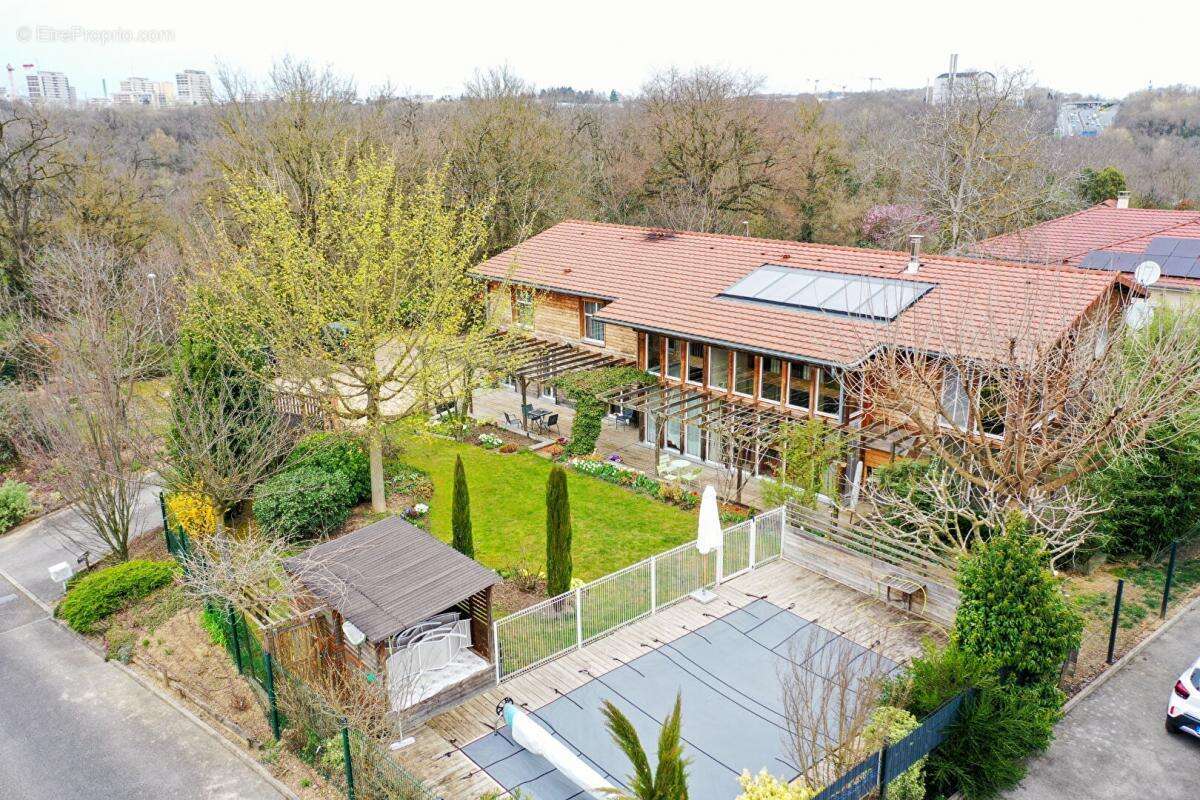 Maison à NEYRON