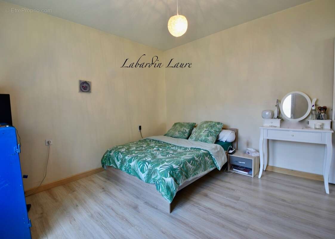 Maison de plain pied - 2 chambres  - 1 abri de jardin - terrain clos avec places de parking - photo 3