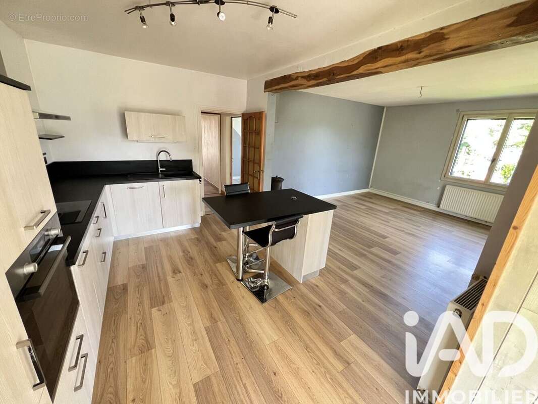 Maison 112 m² à La Chapelle-Baton  - photo 4