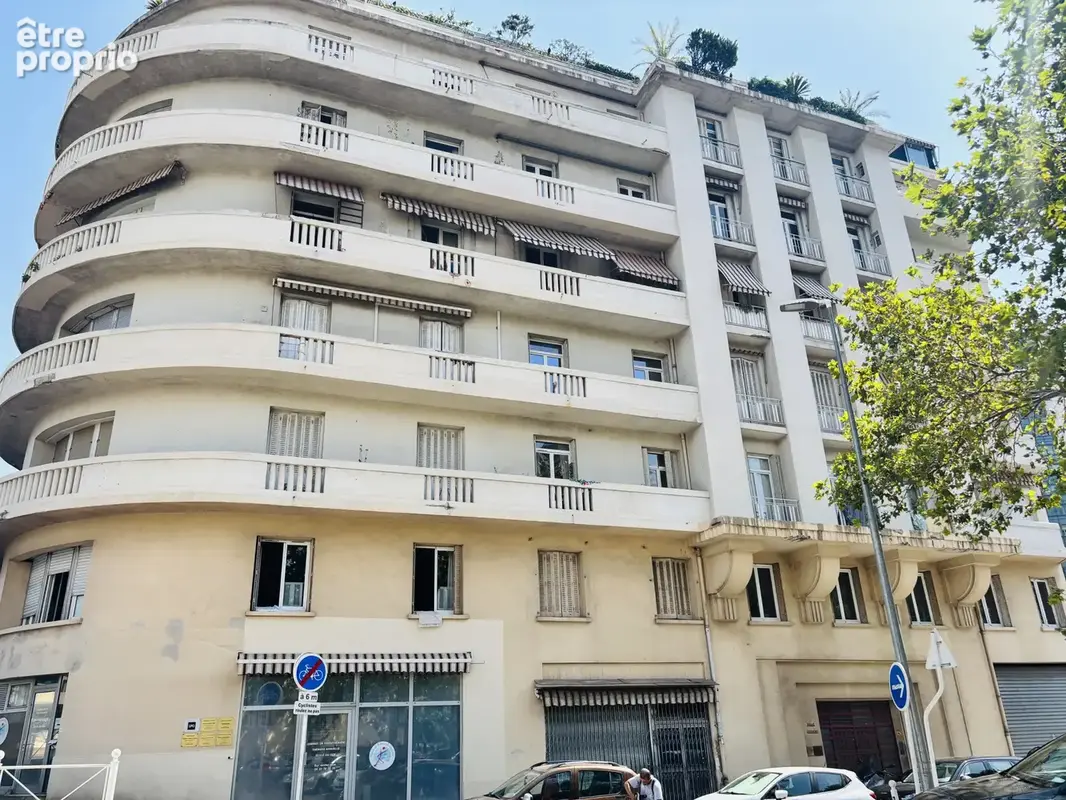 Toulon, proche centre ville et port, vaste appartement T4 traversant + chambre de bonne + cave dans résidence - photo 4
