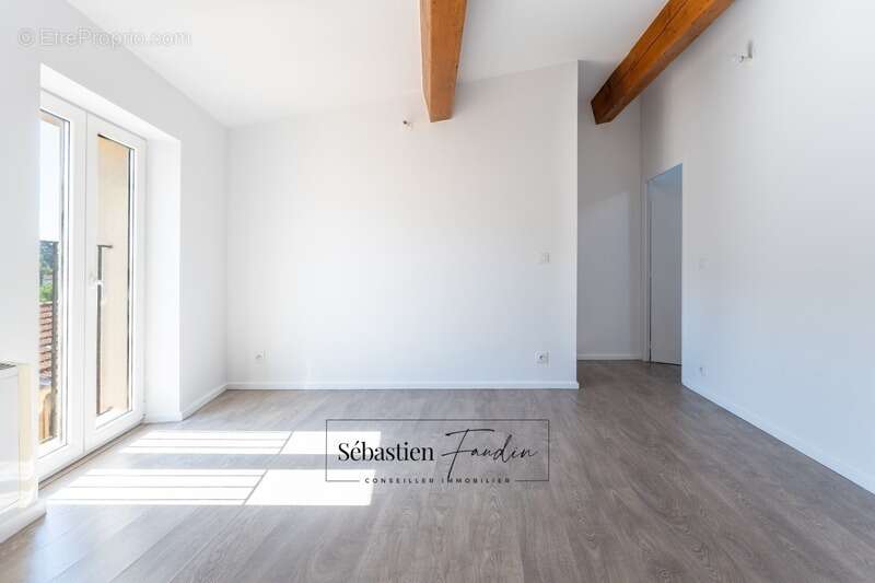 Appartement à SOLLIES-TOUCAS