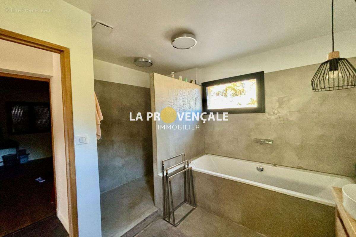 Maison à SIMIANE-COLLONGUE