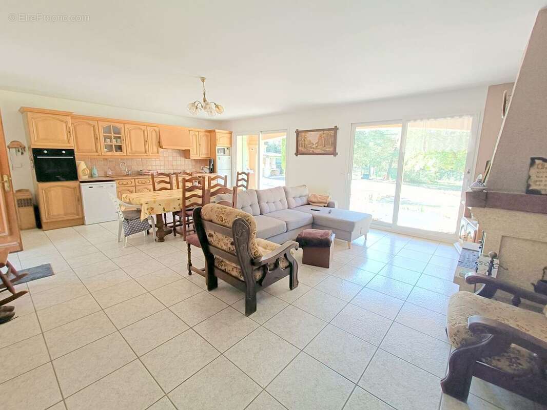 Maison 150 m² à Regusse  - photo 3