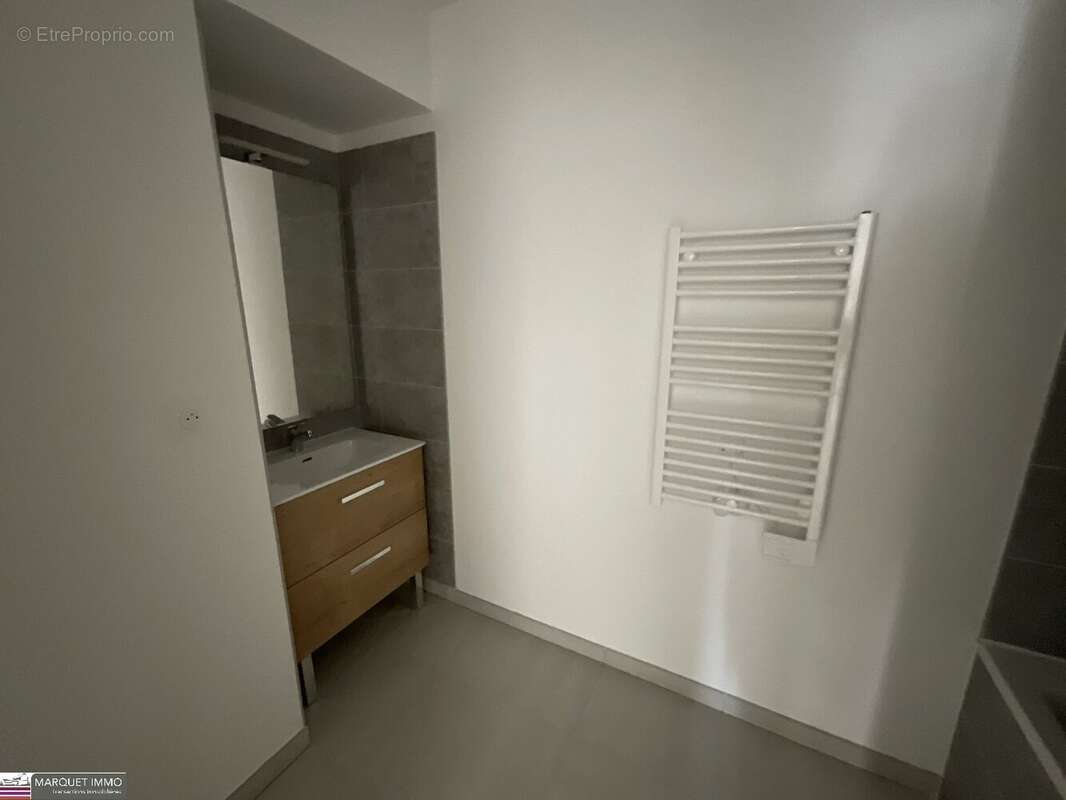 APT T3 offrant 68 m² avec terrasse 15 m² et parking au 3° étage avec ascenseur... - photo 11