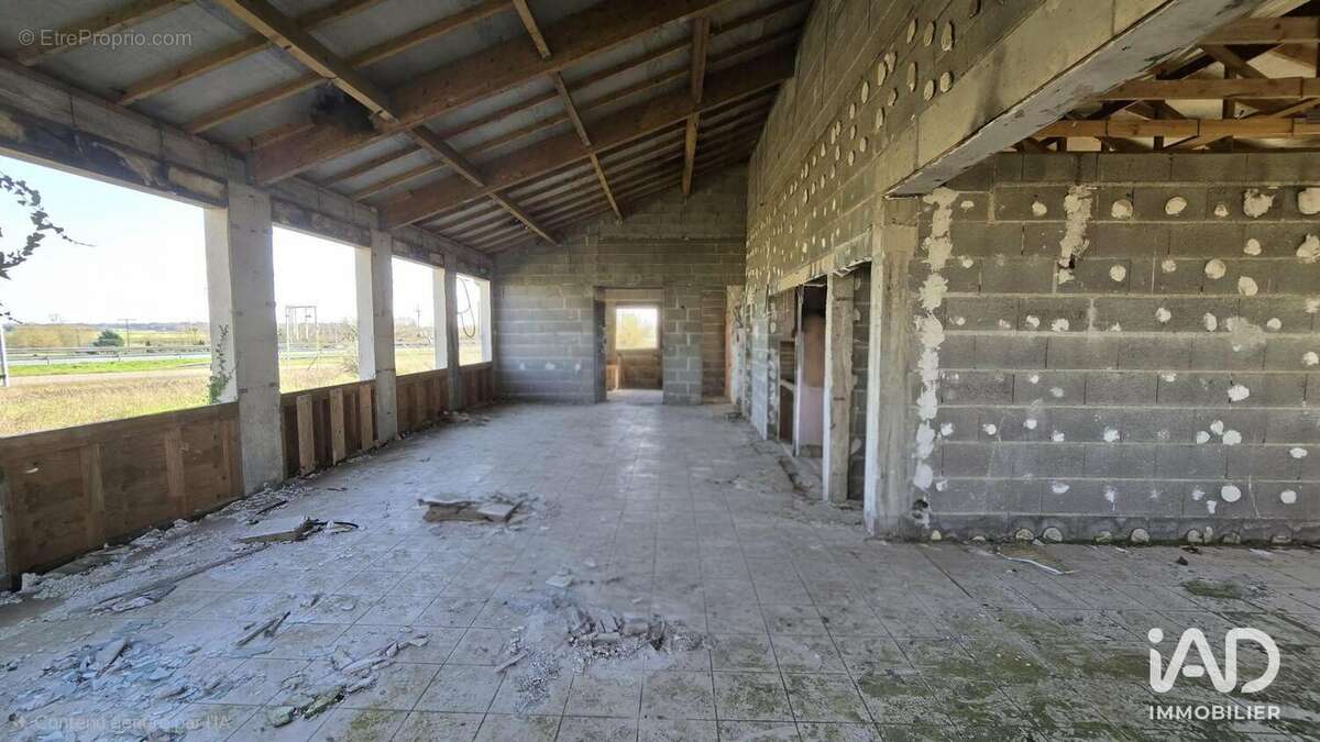 Photo 3 - Commerce à CHAUNAY