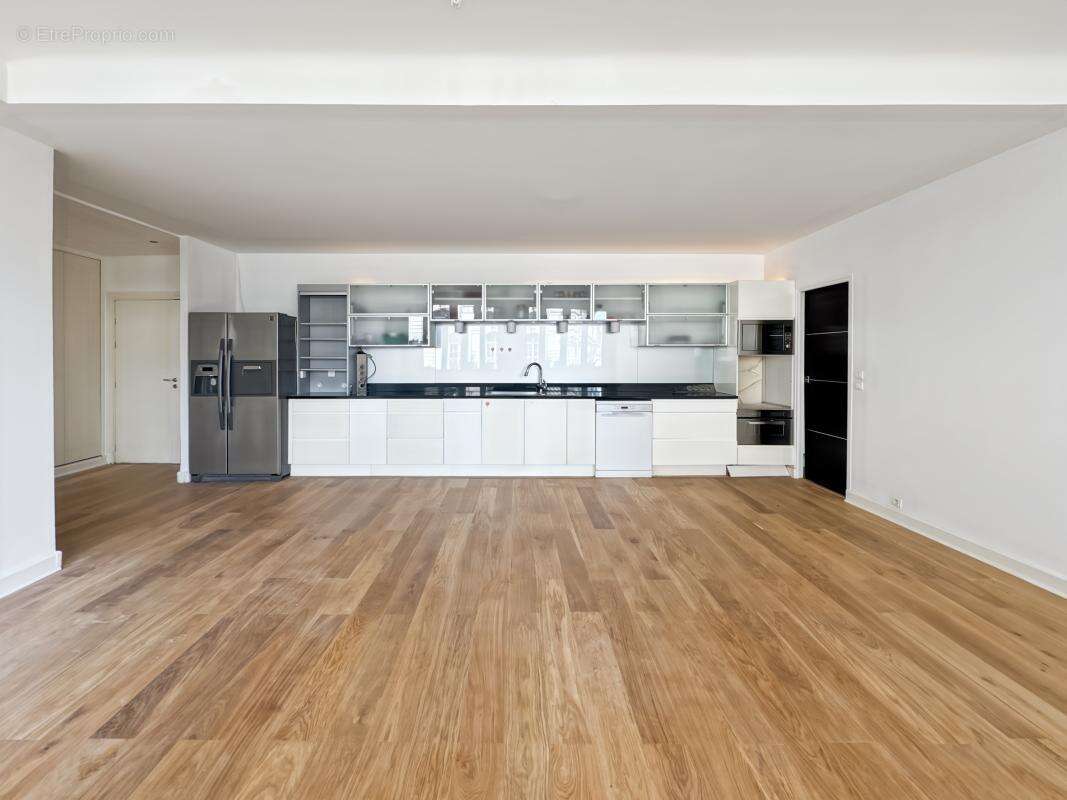 Commerce à PARIS-9E