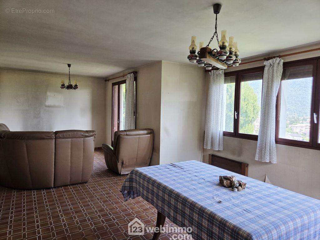 Cet espace de 31m² donne accès à une large terrasse. - Maison à GILLY-SUR-ISERE