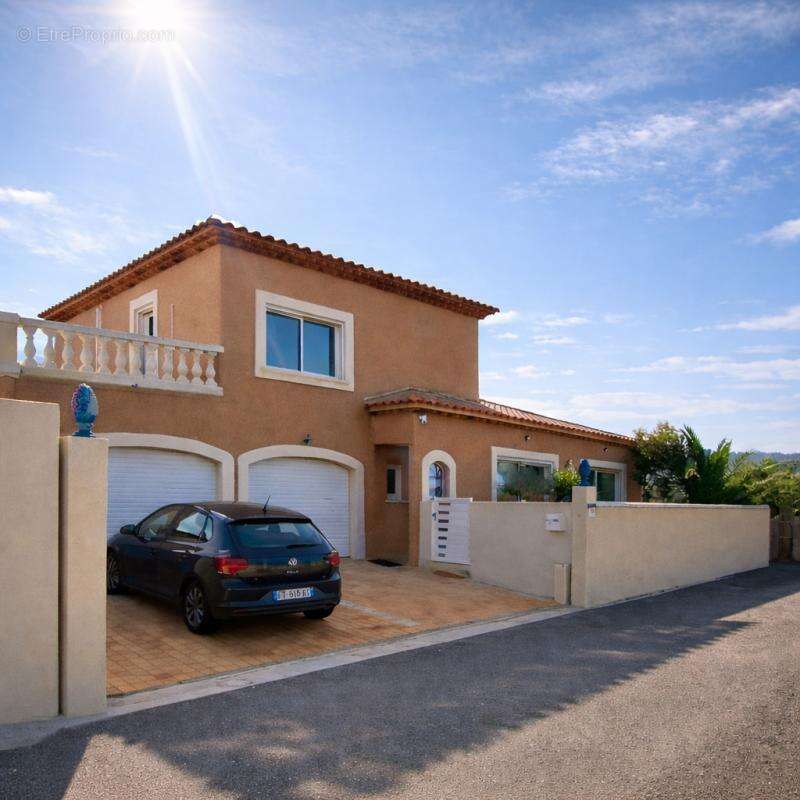 Maison à SAINT-MITRE-LES-REMPARTS