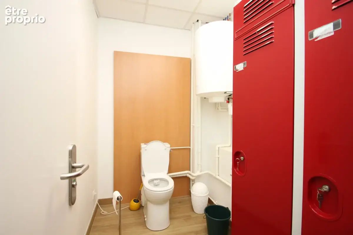 Local professionnel de 121 m2 clé en main   idéal cabinet médical ou bureaux, avec ascenseur et 3 parkings - photo 9